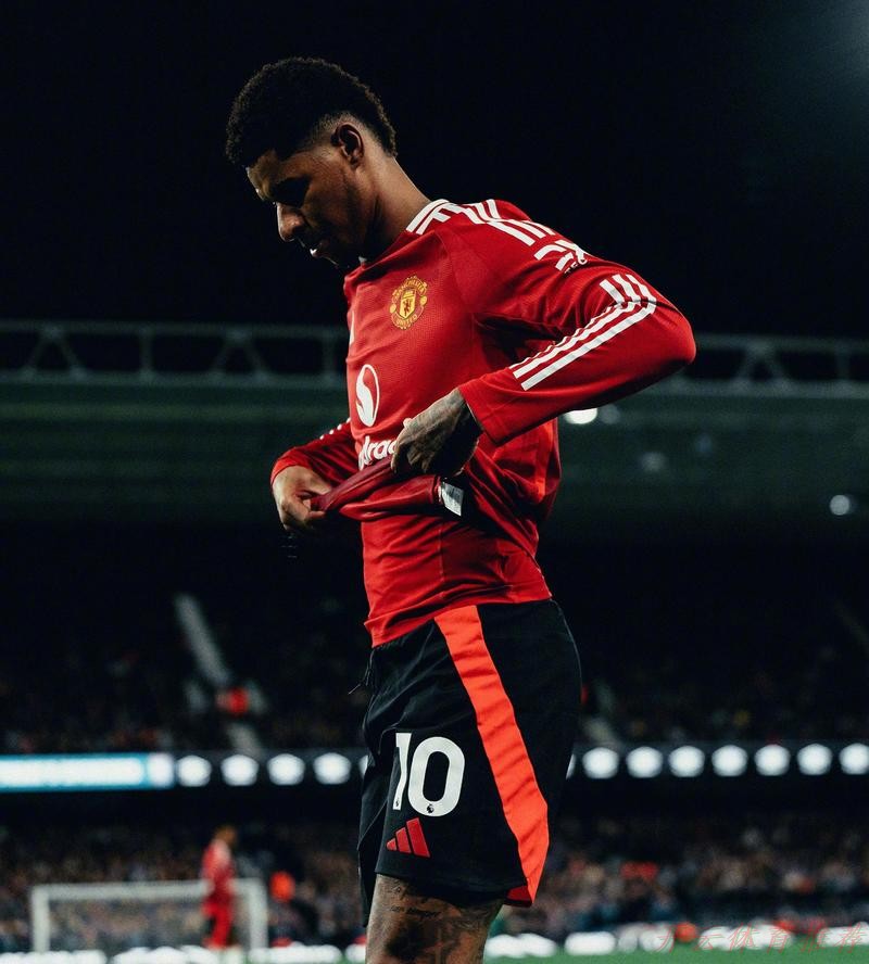 开云官方网站：曼联中场补强计划曝光，冬窗按兵不动，明夏全力出击，两大目标浮出水面